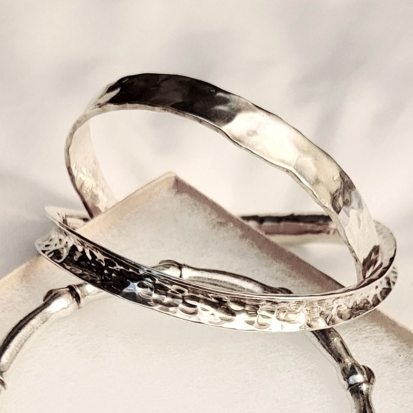 Hammered Concave 925 Bangle - Picture 7 of 8